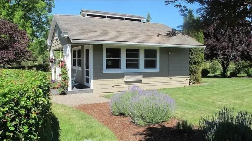 The Cottage: One bedroom w/mini fridge & private bath. - Image 1