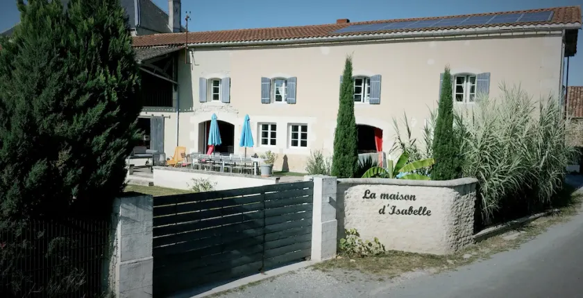 GRANDE MAISON CHARENTAISE AU CALME, PISCINE, 35 MIN DE LA MER - Image 1
