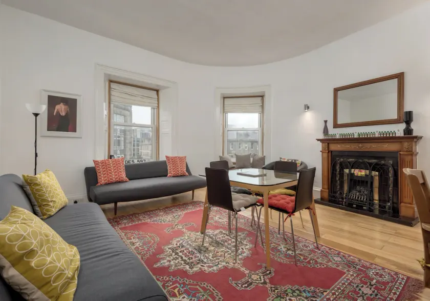Spacious 3-bedroom apartment with views of Edinburgh Castle.  Sleeps 6. - Image 1