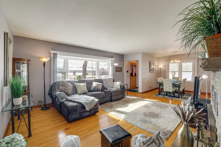 Spacious & Peaceful Suburban Home in Lansing! - Image 1