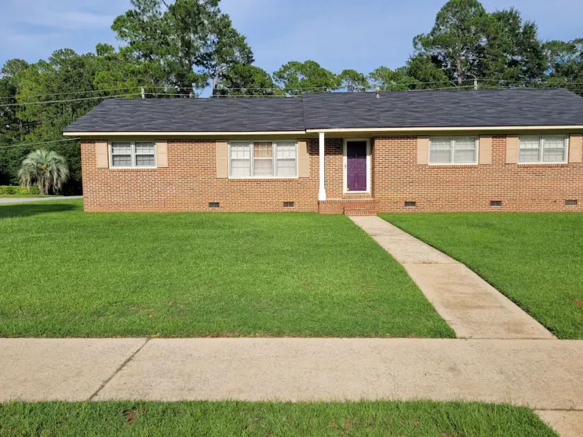 SPACIOUS SAFE HOME CLOSE TO HOSPITAL, MALL, & RESTAURANTS WITH BEAUTIFUL YARD! - Image 1