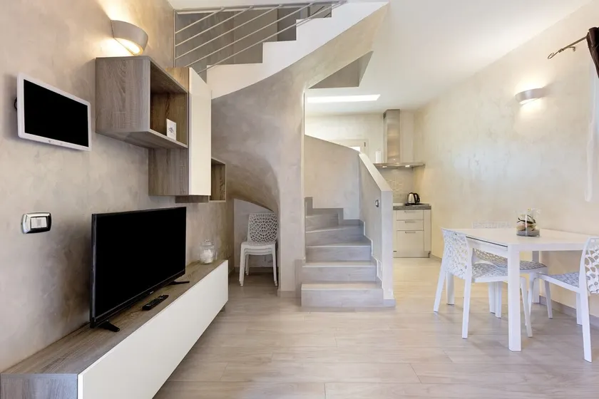 The Magnolia Three-Room Apartment: Charm on Three Levels in Lonato del Garda’s Courtyard - Image 1