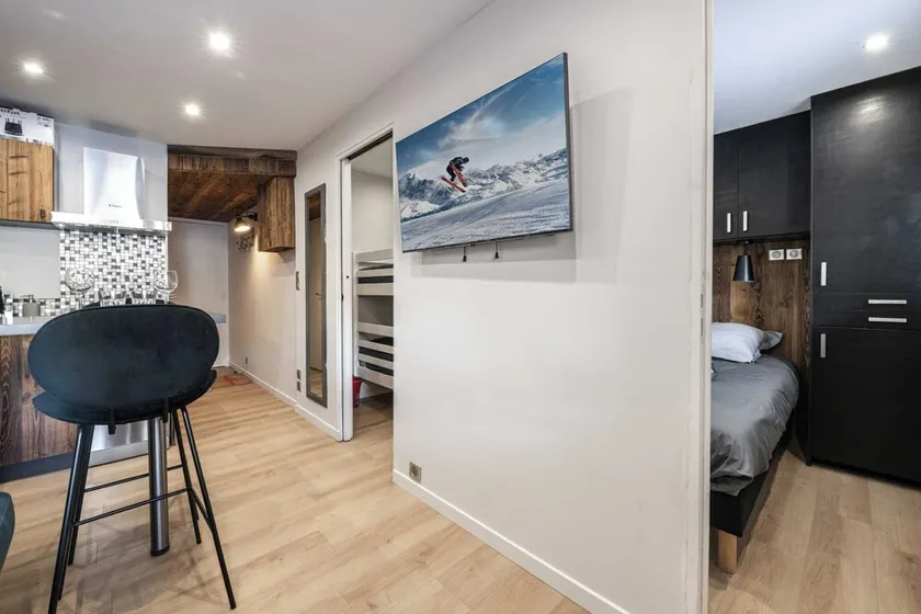 2 bedroom apartment with parking and balcony - Image 1
