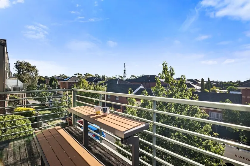 Snug 2-bed Townhouse Near Bustling Shops - Image 1
