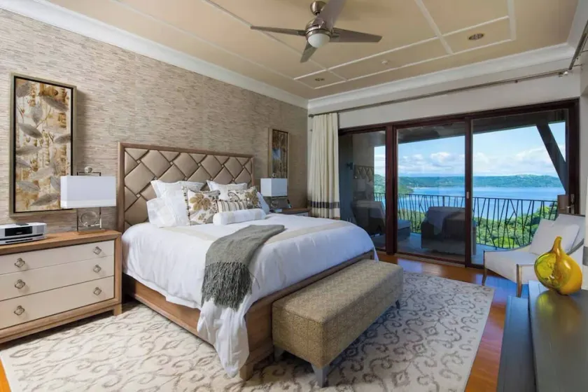 LUXE condo. Beautiful setting for adult groups and families. Complete renovation and new kitchen. - Image 1