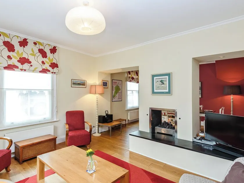 3 bedroom accommodation in Yarmouth - Image 1