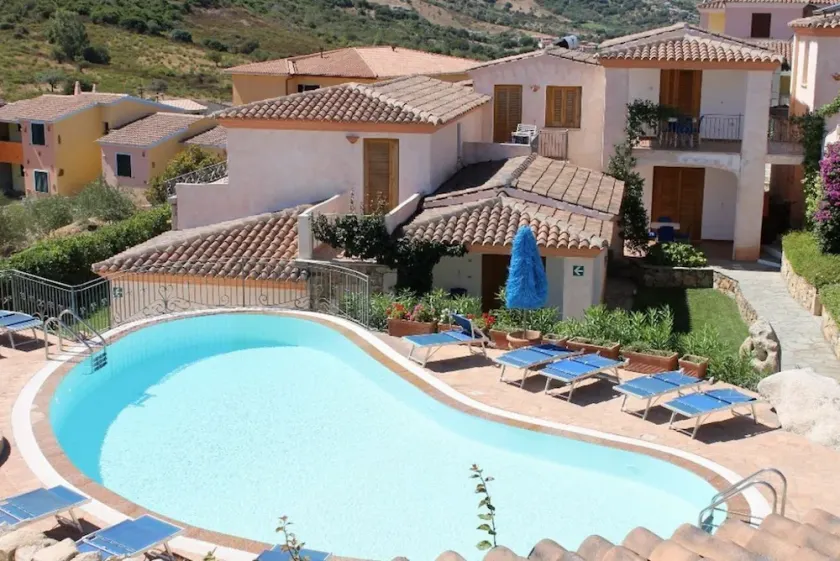 Three-room apartment with 6 beds, about 50 m2, living room with kitchenette, double sofa bed, double bedroom, bedroom with two single beds, bathroom with shower. Possibility 1 infant in cot. <br>Finely furnished apartments are arranged on the ground floo - Image 1