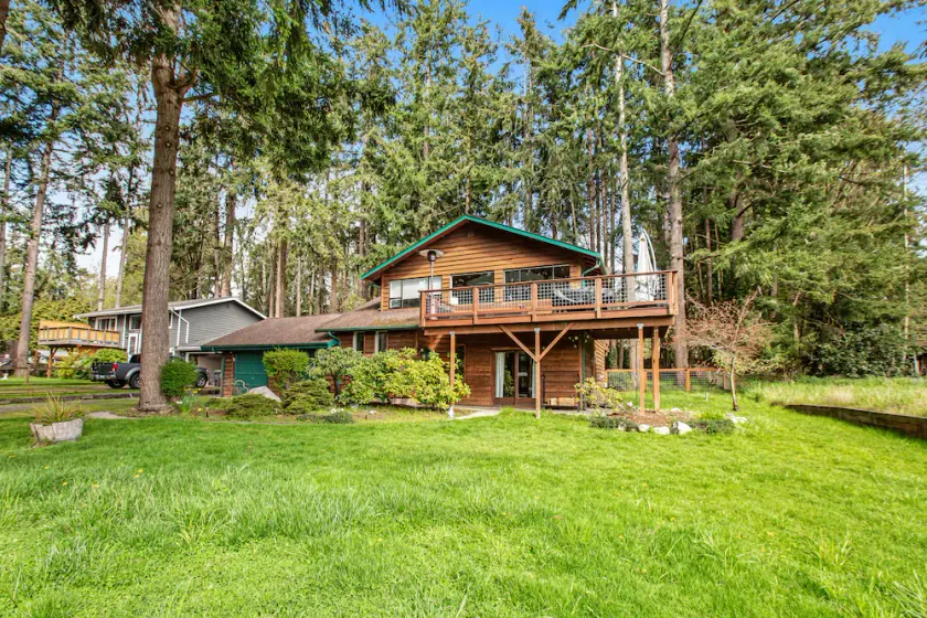 Log-style mountain and bay-view retreat with hot tub, game rooms, & balcony - Image 1