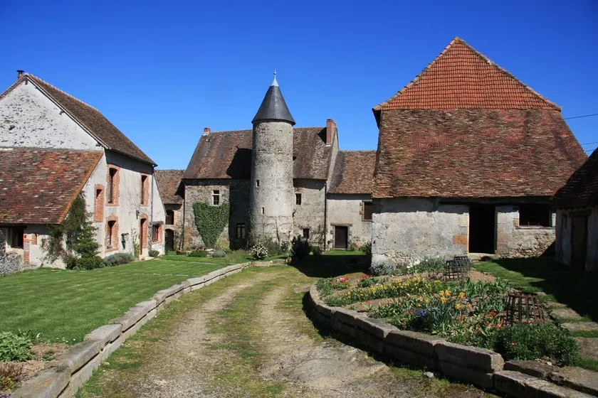 French Holiday Chateau con piscina de lujo situado en Rural Beauty & Tranquility - Image 1