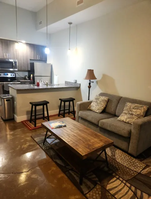 A01 - Heart of the Arts - King Suite West Broad Condo nästa VCU MCV Quirk Hote - Image 1