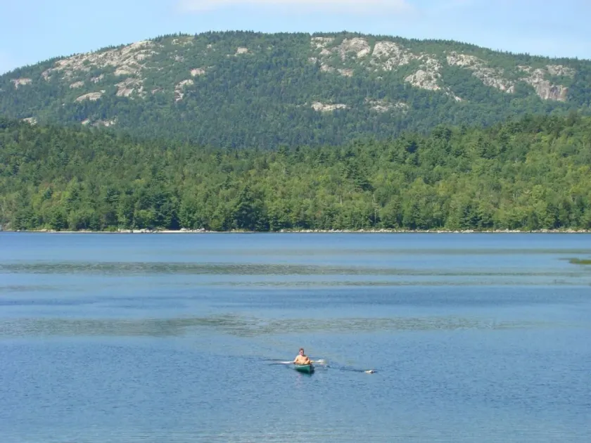 Stuga med privat 200 Yard Long Beach och utsikt över sjön, bergen och solnedgången - Image 1