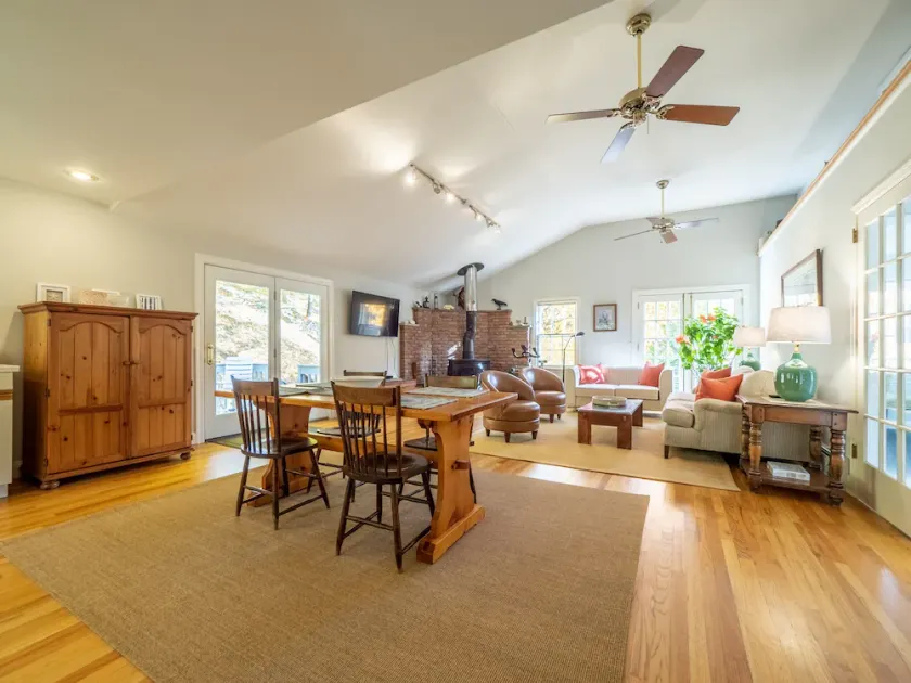 Clean & Bright 2 Bedroom Cottage shares 8 Acres - Image 1