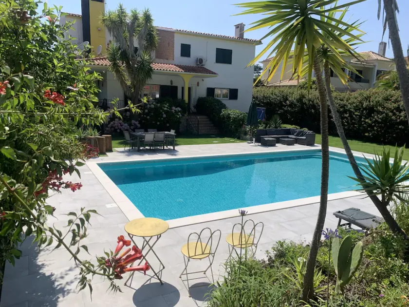 Große grüne Villa, ruhig, nahe am Meer und nur einen Steinwurf vom Golf d'Aroeira entfernt - Image 1