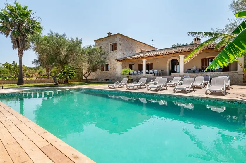 Country House 'Es Figueral' with Mountain Views, Wi-Fi, and Air Conditioning - Image 1