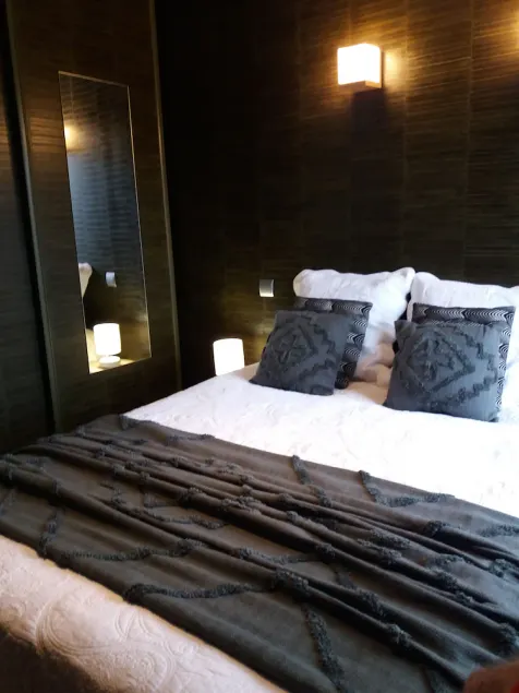 Magnificent apartment in character residence with swimming pool - Image 1