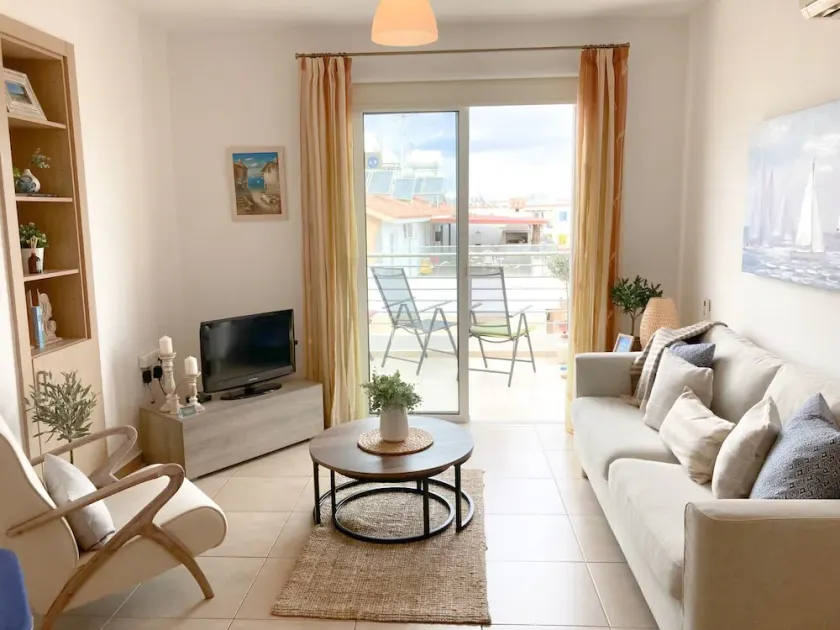 Apartamento de lujo en el segundo piso con piscina comunitaria, parque infantil, - Image 1