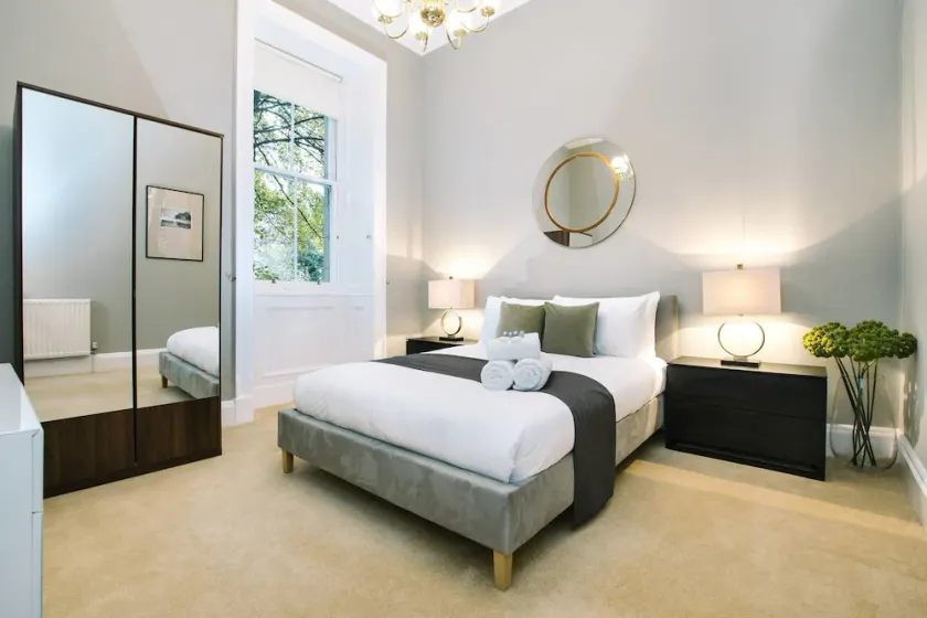 JOIVY Palmerston Place Residence: Luxury City Centre Apt With Private Parking - Image 1