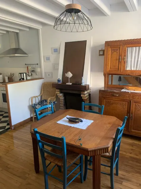 House, 3 bedrooms, 50 m from the port, 200 m from the beach, courtyard and enclosed gardens. - Image 1