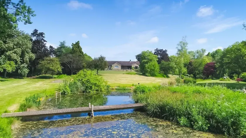 Fabulous country retreat , lovely house , hot tub and set in beautiful gardens - Image 1