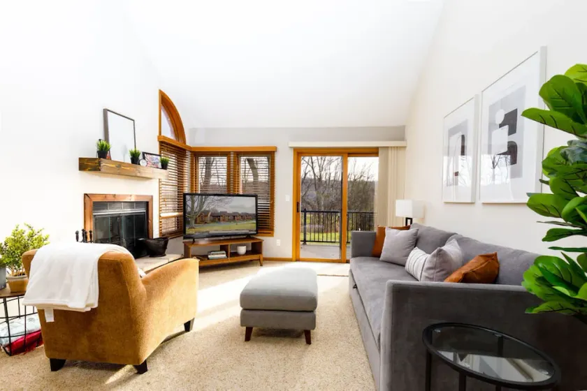 The Bogey at Oak Glen | Walk to Eagle Ridge Golf | 2 King Ensuites | Fireplace - Image 1