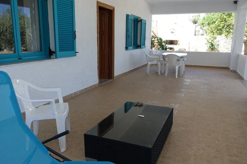 Apartment in vacation home directly by the sea, with large covered terrace - Image 1