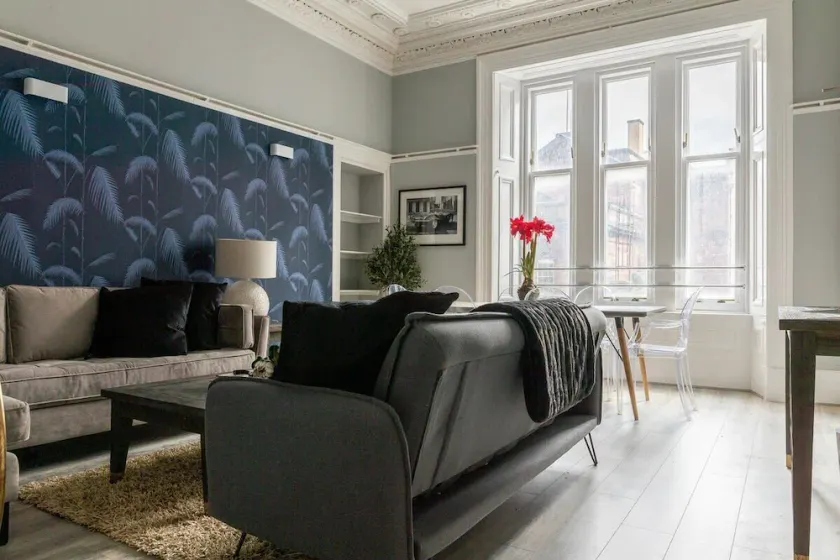 Modern 4-Bedroom City Retreat in Glasgow - Image 1