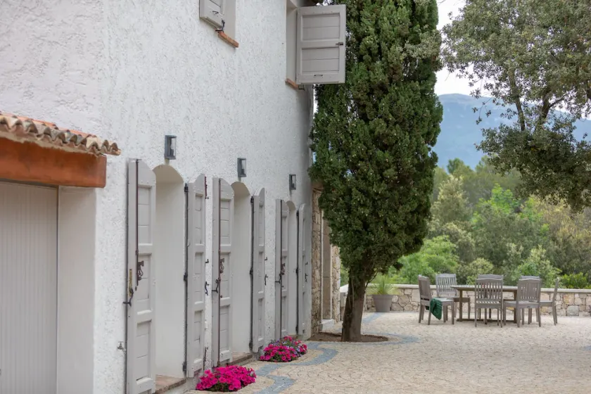 Maison joliment rénovée, vaste terrain, parfait pour les familles à partager - Image 1