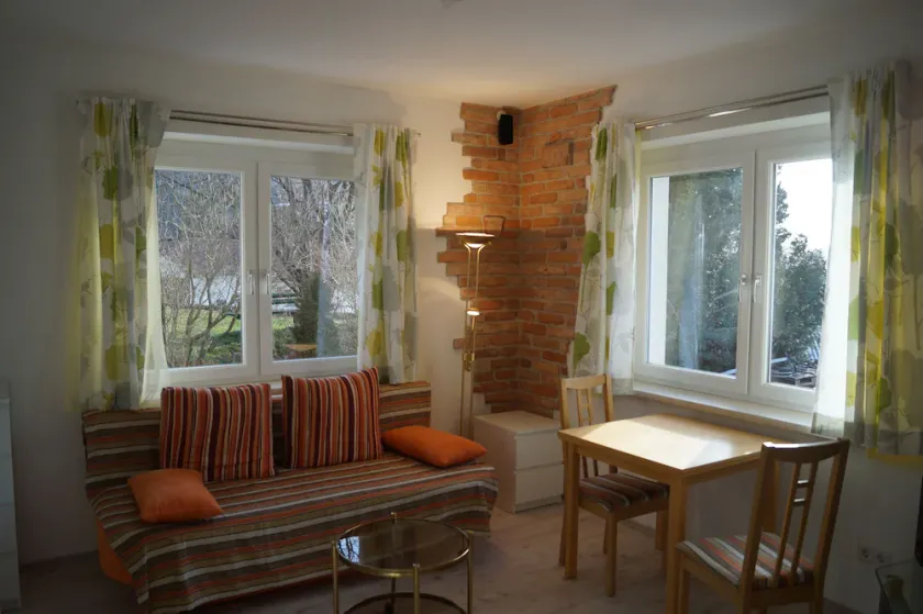 Ruhiges, modernes Apartment mit Seeblick - Image 1