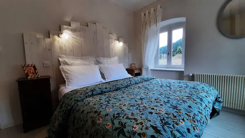 Grande Ourse guest room - Image 1
