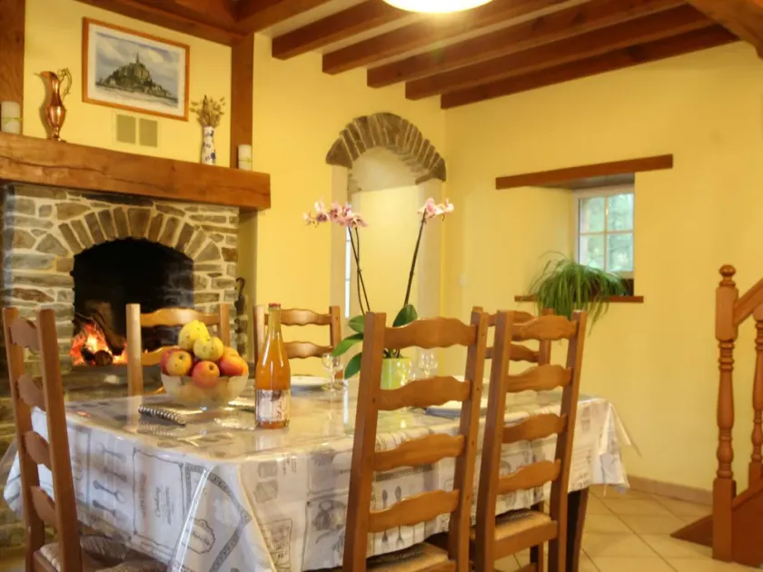 Maison de campagne lumineuse avec jardin et cheminée - Image 1