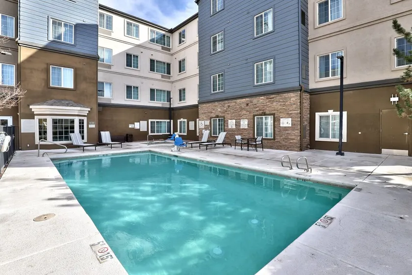 1 Bedroom | Free Breakfast + Outdoor Pool - Image 1