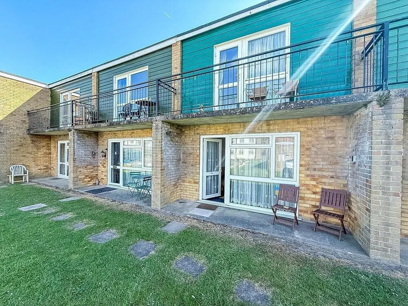 Great 3 Bed Chalet To Hire In Hemsby, Ideal For A Seaside Break! Ref 18201B - Image 1