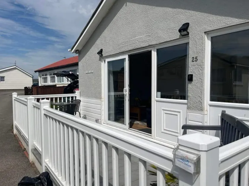 SeasideEscape-2Br-Sleeps4-Parking-PetsOK-Fireplace - Image 1