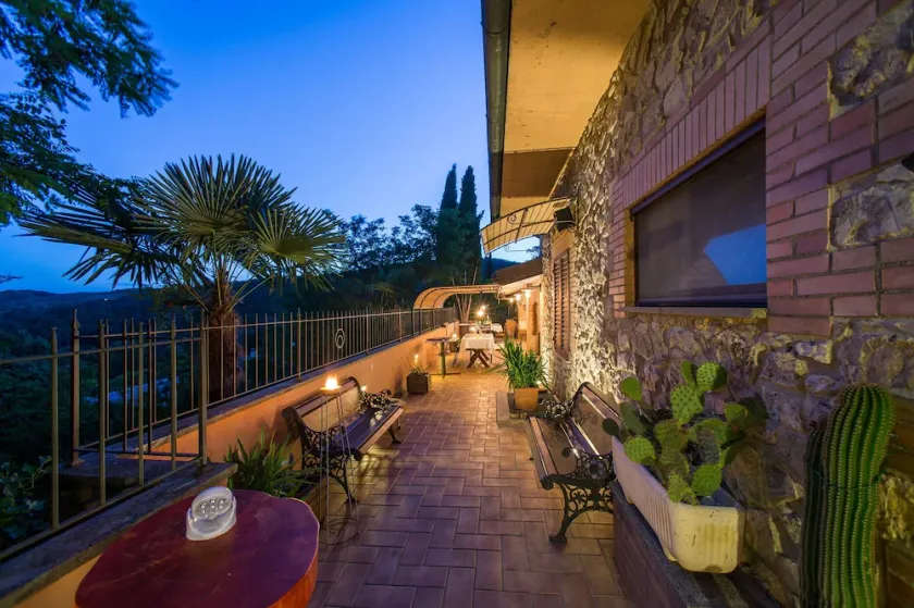 Villa Carla in Murlo, 300sqm detached villa with garden veranda and swimming pool.  - Image 1