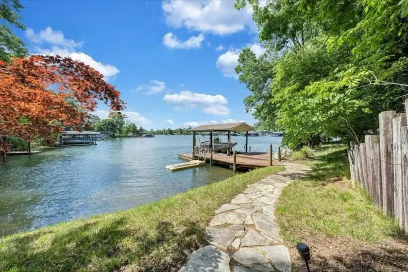 Spacious Waterfront House for the Perfect Getaway - Image 1