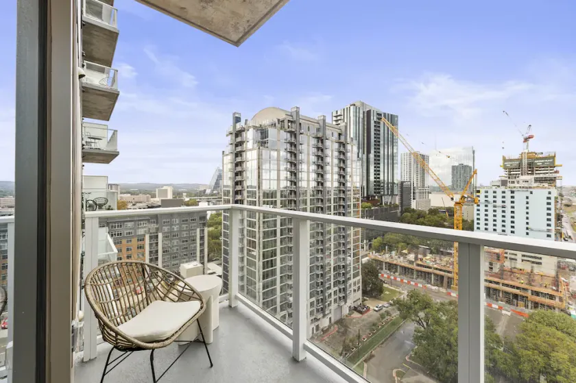 Luxe Rainey St High Rise - Heated Pool - Gym - ATX - Image 1