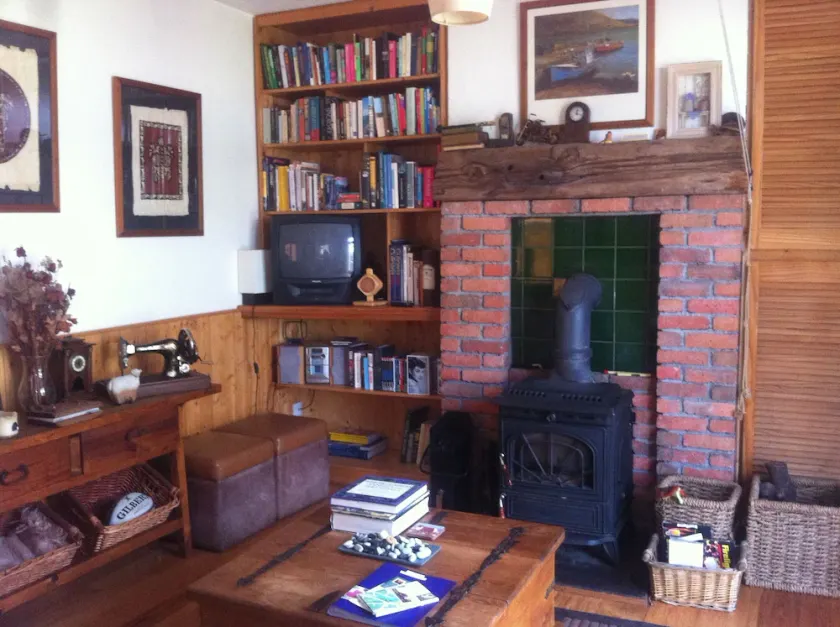 Charming & Spacious 3 bedroom Town House. Large garden. Private parking. - Image 1