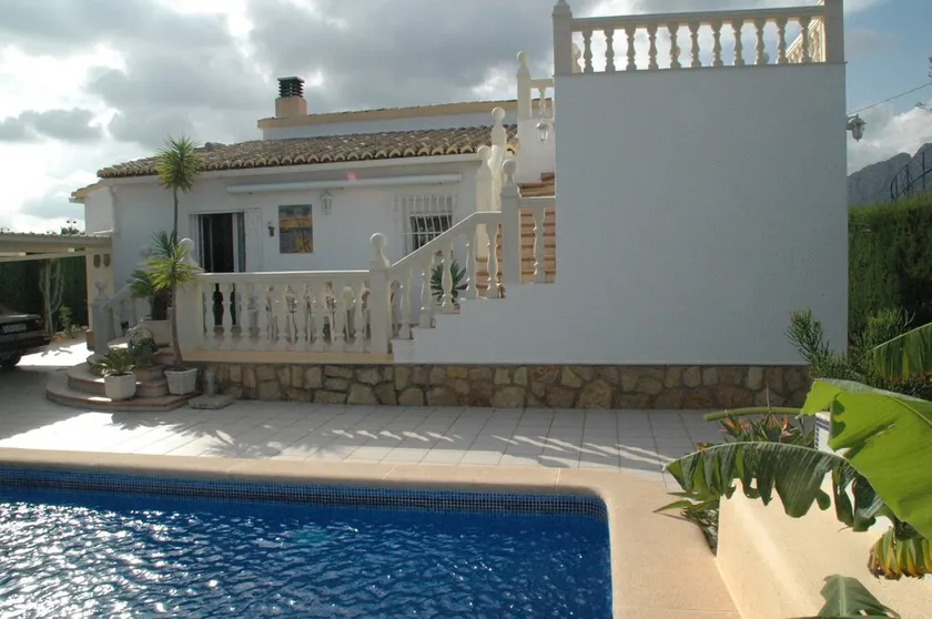 Chalet indépendant avec piscine privée, jardin, air et Internet dans un endroit calme - Image 1