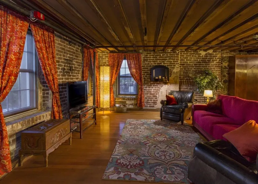 Rare River Street mit Balkon, Historisch, Luxus, Erschwinglich, 2/2, Loft STVR00088 - Image 1