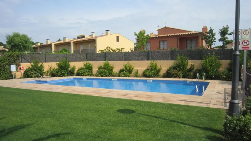 AO-6 Refurbished apartment in community with pool - Image 1