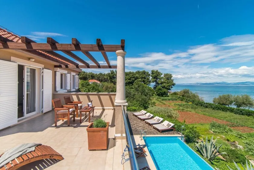 Luxury 6-BR Waterfront Villa with Infinity Pool and direct access to a pebble beach - Image 1