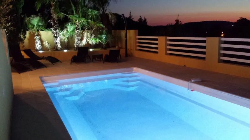 Storslået villa med dominerende udsigt og opvarmet swimmingpool - Image 1