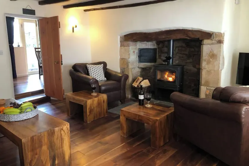 2 Bed Cottage - Sleeps 5 - Pets - Garden - Parking - Image 1