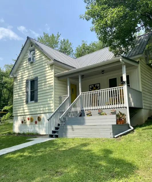 Completely  Renovated house 5 Minutes from downtown Hannibal Historic District. - Image 1