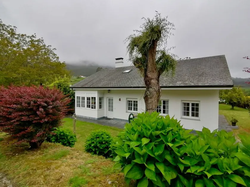 Beautiful, private villa with expansive garden close to beaches. - Image 1