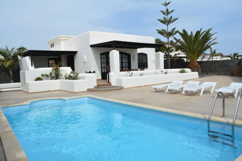 Schöne Villa mit eigenem beheiztem Pool auf Faro Park mit englischem TV - Image 1