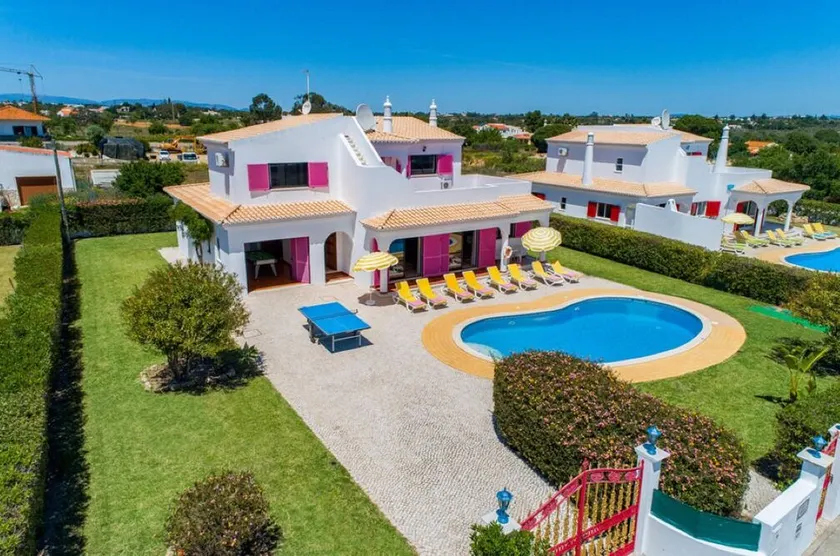 4 bedroom villa with private pool within walking distance to Alporchinhos beach - Image 1