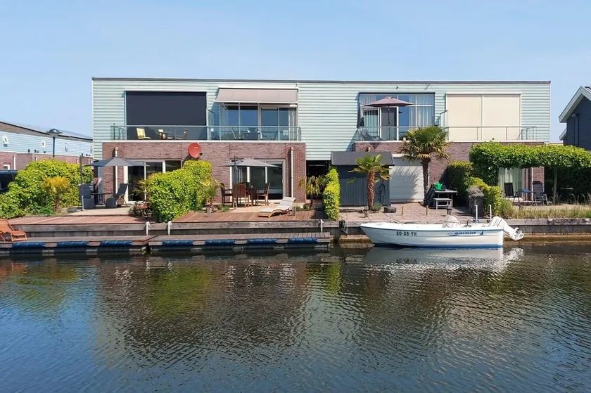 Une jolie maison insulaire avec une belle vue et une terrasse de toit ravissante. - Image 1