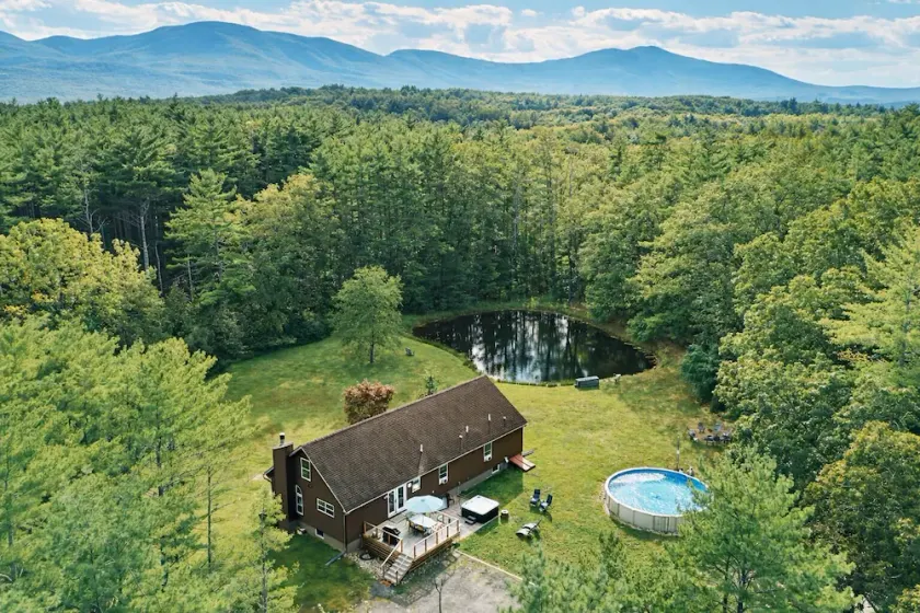 Family Friendly Cairo House with Hot Tub Pool Pond 3Br 3Ba Firepit minutes from Hudson & Private Pond - Image 1