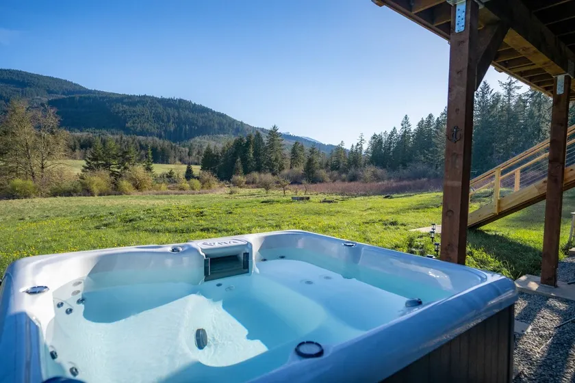 New! Small farmhouse with Hot tub + Mountain View - Image 1